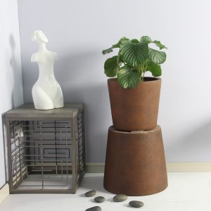 Rugen-Rust-Poly-outdoor-planter-set_lifestyle_02