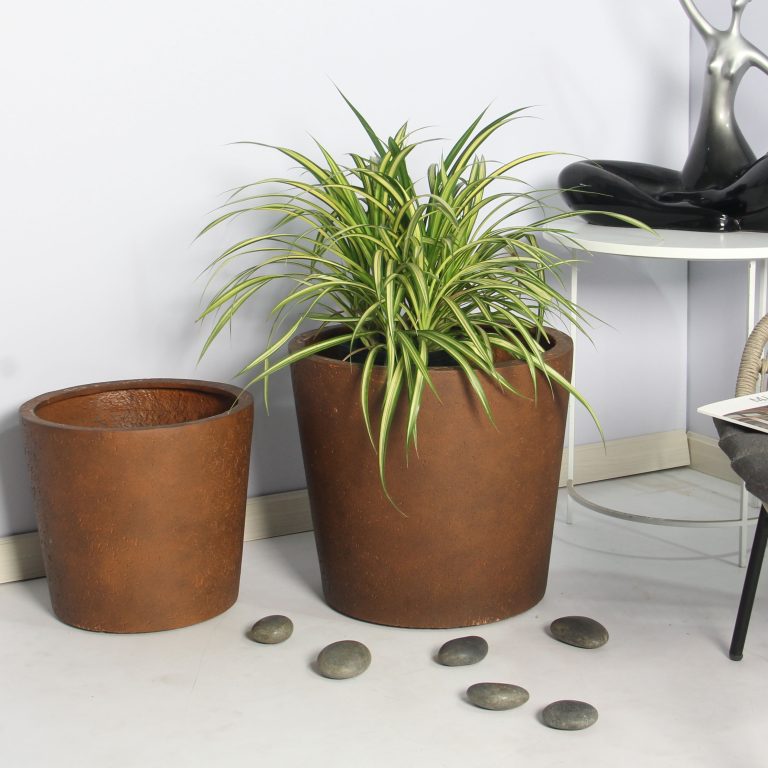 Rugen-Rust-Poly-outdoor-planter-set_lifestyle_04